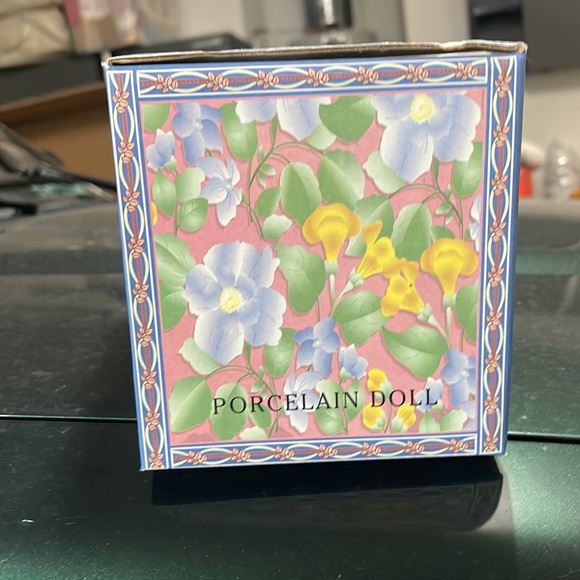 Porcelain angel doll - Picture 2 of 3